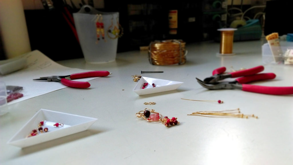 Aperçu de mon atelier - Création de bijoux - Artisanat d'inspiration celtique & païenne