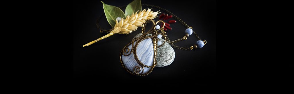 Bijou artisanal unique ; inspiration celtique, médiévale et païenne. Bijoux en wire-wrapping et pierres fines