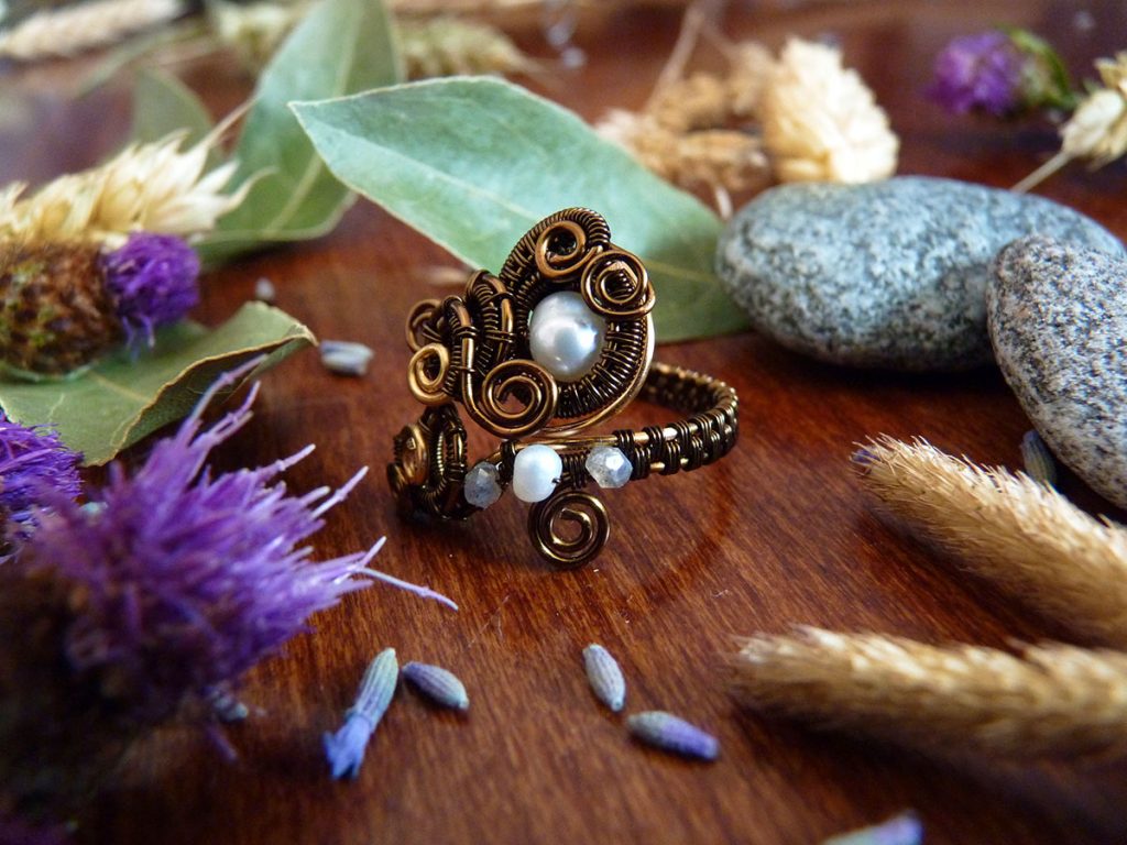 Bague Wire wrapping - Bijou de Créateur unique en Wire Wrapping, inspiration celtique et païenne - Bague "Oeil du Blizzard" en perles de culture et labradorite