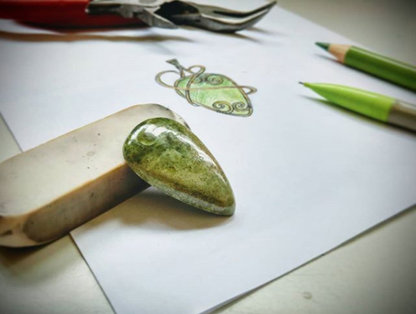Croquis d'un bijou Wire wrapping sur-mesure à partir d'une pierre fine