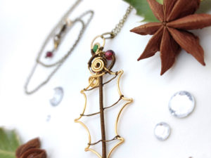 Collier unique « Feuille de houx »