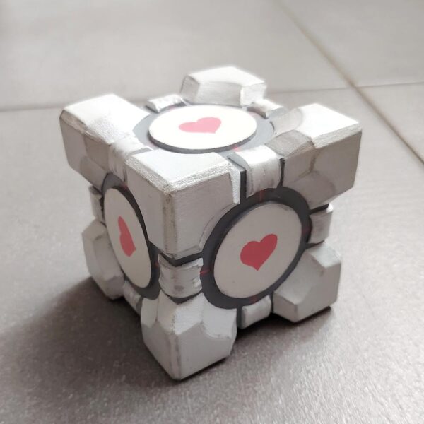 Cosplay Prop / Accessoire de cosplay : Mini companion cube (Portal 2)
