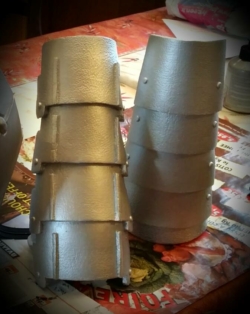 Cosplay SABER : Fabrication des brassards d'armure (peinture sans finitions)