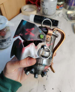 Cosplay Prop / Accessoire de cosplay : Chomper Grenade de Jinx (Arcane)