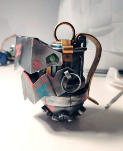 5- Assemblage définitif, ajout de finitions & "vieillissement" pour un rendu plus réaliste Cosplay Prop / Accessoire de cosplay : Chomper Grenade de Jinx (Arcane)
