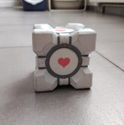 Cosplay Prop / Accessoire de cosplay : Mini companion cube (Portal 2)
