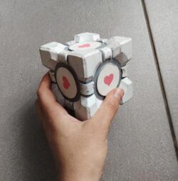 Cosplay Prop / Accessoire de cosplay : Mini companion cube (Portal 2)