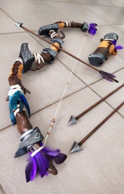 8- Ajout des derniers éléments décoratifs (plumes, corde, perles, cuir & faux cuir...) Cosplay Prop / Accessoire de cosplay : Arc et Carquois sylvestre (Création sur mesure)