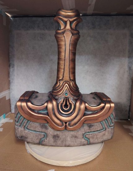 Cosplay Prop / Accessoire de cosplay : Marteau de Forge (Blades of Fire) - Work in progress : vernis